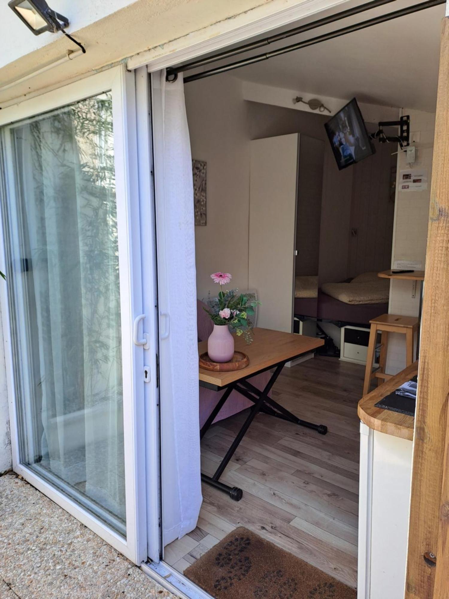 Joli Studio Au Calme Dans Un Jardin Privatif Ouistreham Exterior photo